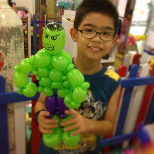 Incredible hulk balloon sculpting