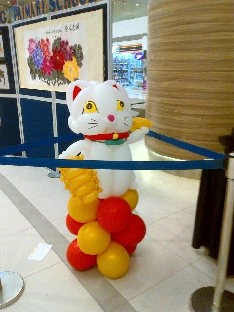 Fortune cat balloon column