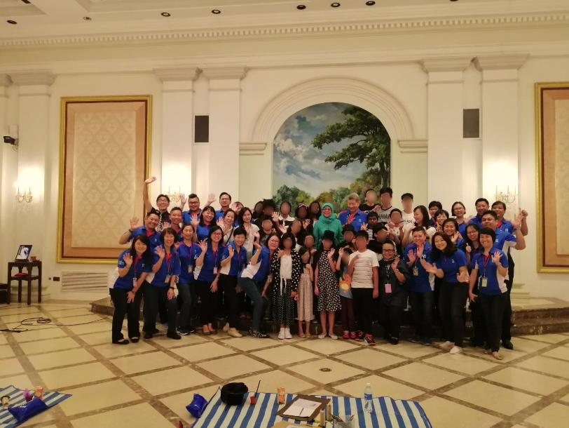 Group photo of the Volunteers, President Halimah Yacob and children after the session of magic and activities.