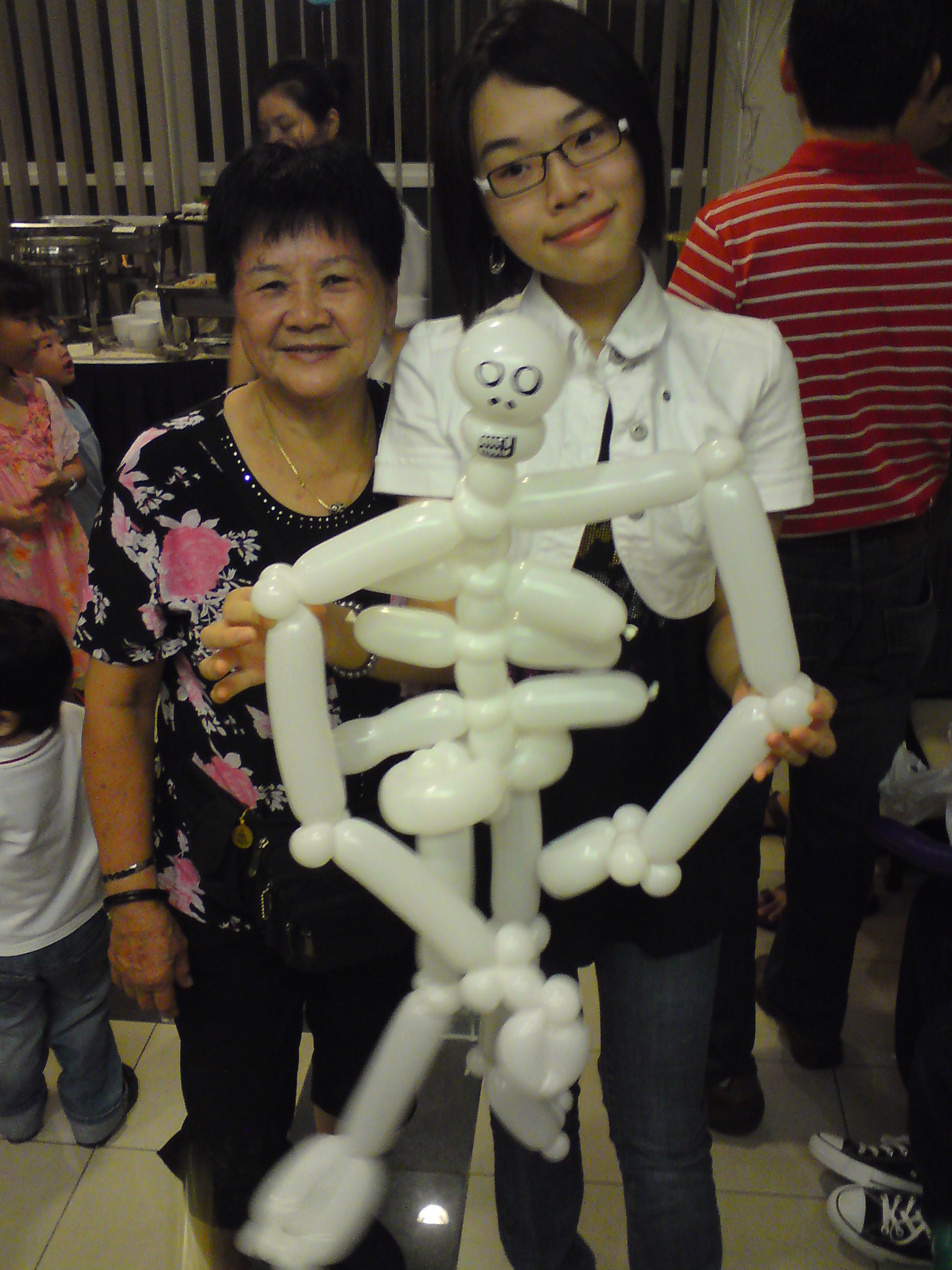 Skeleton balloon sculpting