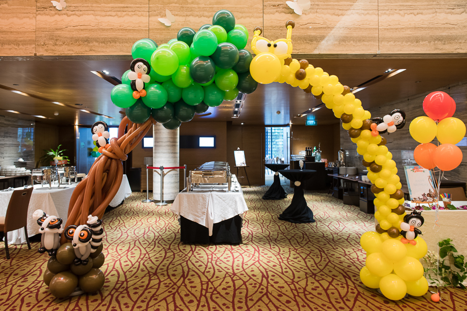 Giraffe Balloon Arch