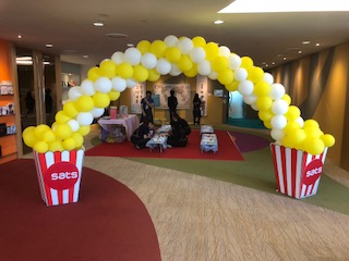 popcorn balloon arch