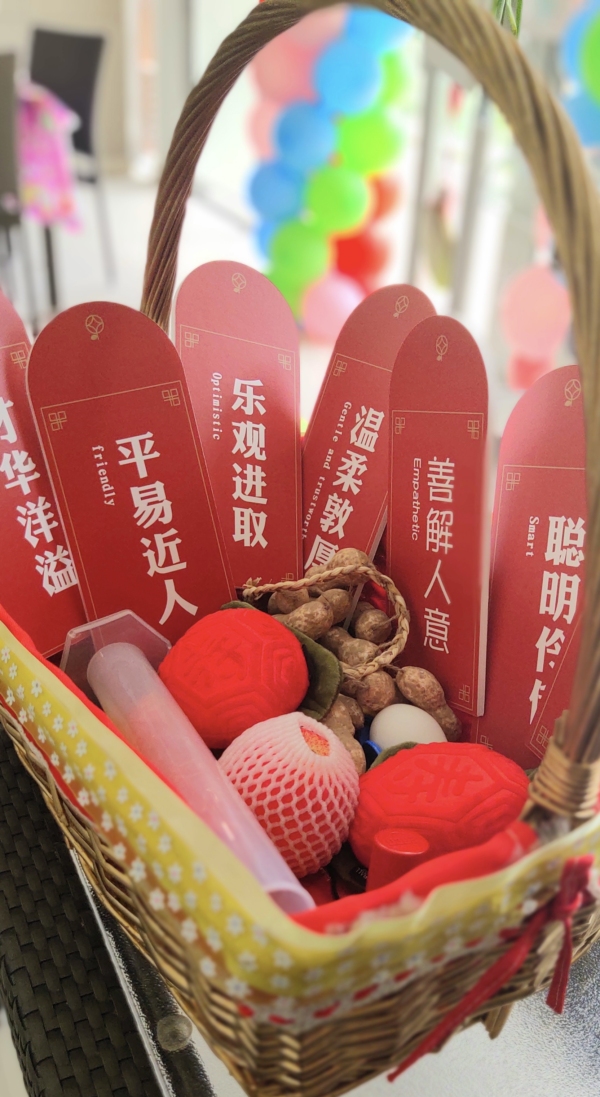 Choosing ceremony props rental- 抓周道具